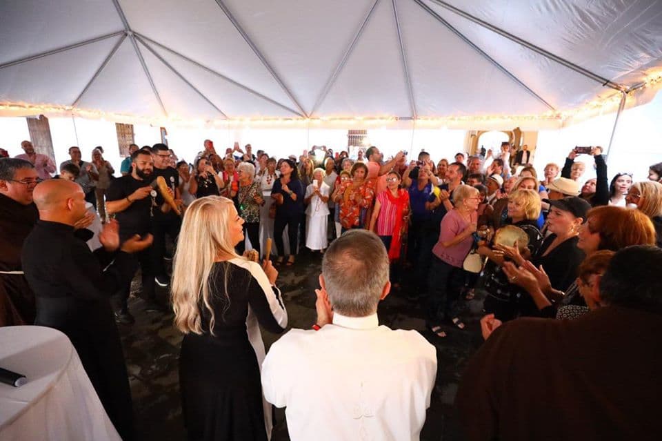 A los estribillos también se unió el arzobispo de San Juan, quien además participó de un desayuno junto a los feligreses y la gobernadora.