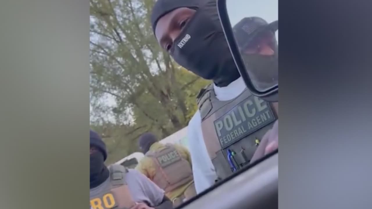 Voluntaria asiste a hombre al que agentes federales intentaban detener en West Chicago