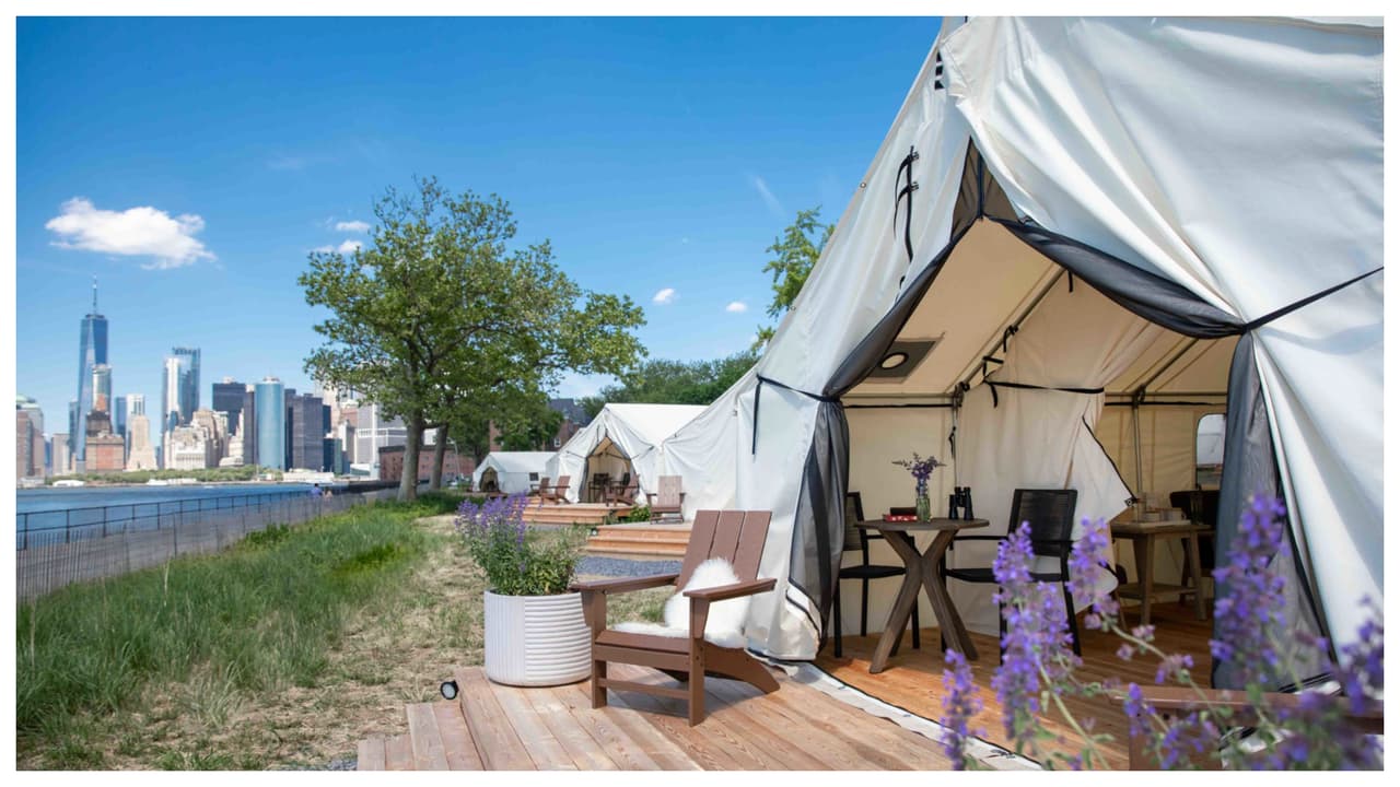 Viajeros e incluso noyorquinos que quieran ver la ciudad de Nueva York de una forma diferente, pueden quedarse en alguna las tiendas de campaña ubicadas en las colinas de la histórica 
<a href="https://www.google.com/maps/dir/Governors+Island,+New+York,+NY+11231/@40.6885841,-74.0281299,15z/data=!4m9!4m8!1m0!1m5!1m1!1s0x89c25a7ada7d834f:0x78c2917911c7f535!2m2!1d-74.016792!2d40.6894501!3e0">Governors Island</a>, con vistas incomparables de la Estatua de la Libertad. 
<br>