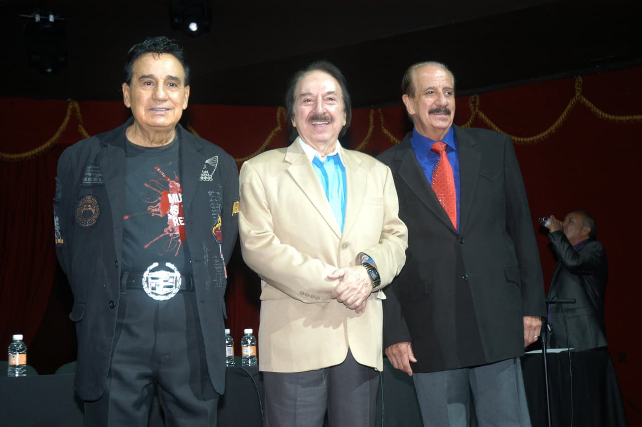 Gualberto Castro forma parte de
<b><a href="https://www.univision.com/famosos/hermano-de-gualberto-desmiente-que-el-cantante-este-muy-critico-en-un-hospital-como-aseguro-carlos-cuevas-fotos" target="_blank">Los Hermanos Castro</a></b>, un grupo musical familiar cuyos orígenes se remontan a mediados de la década de 1940.