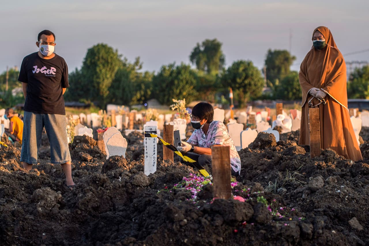 <b>Ásia:</b>
<br>
<br>Indonesia (en la foto)
<br>
<br>Malasia
<br>
<br>Maldivas
<br>
<br>Mongolia
<br>
<br>Nepal
<br>
<br>Bangladesh
<br>
<br>Burma (Myanmar)
<br>
<br>Kyrgyzstan
<br>
<br>
<b>Incluida en la lista el 2 de agosto de 2021: </b>
<br>
<br>Kazakhstan
<br>
<br>“Incluso los viajeros completamente vacunados podrían tener un mayor riesgo de contraer y posiblemente propagar algunas variantes de covid-19", agregan los CDC.