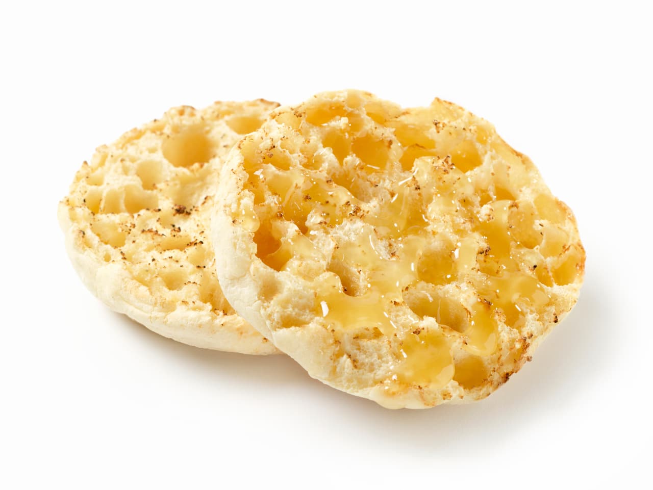 <b>Muffin Inglés.</b> Los panecillos porosos de harina con levadura a la plancha son populares en Reino Unido desde el siglo XIX.
<br>
<br>En 1880 Samuel Bath Thomas, un inmigrante inglés que abrió una panadería en Nueva York, e inventó esta variación de panecillos que se parten a la mitad para tostarlos (a diferencia de los panes ingleses, que se cocinan enteros). La compañía de Thomas, ahora propiedad del Grupo Bimbo, sigue siendo el mayor proveedor de muffins ingleses del país.
<br>