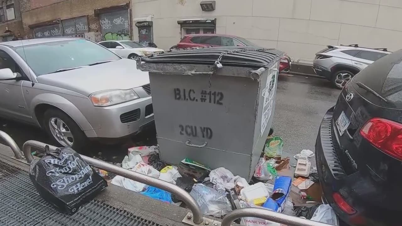 Comerciantes de Queens se quejan por la basura y las motos sin placa afuera de sus negocios: "Las ventas han bajado"