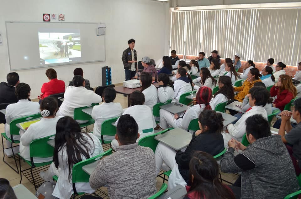 Jonathan Cristhan charla con jóvenes estudiantes en la Unidad de Estudios Superiores de Tultepec.