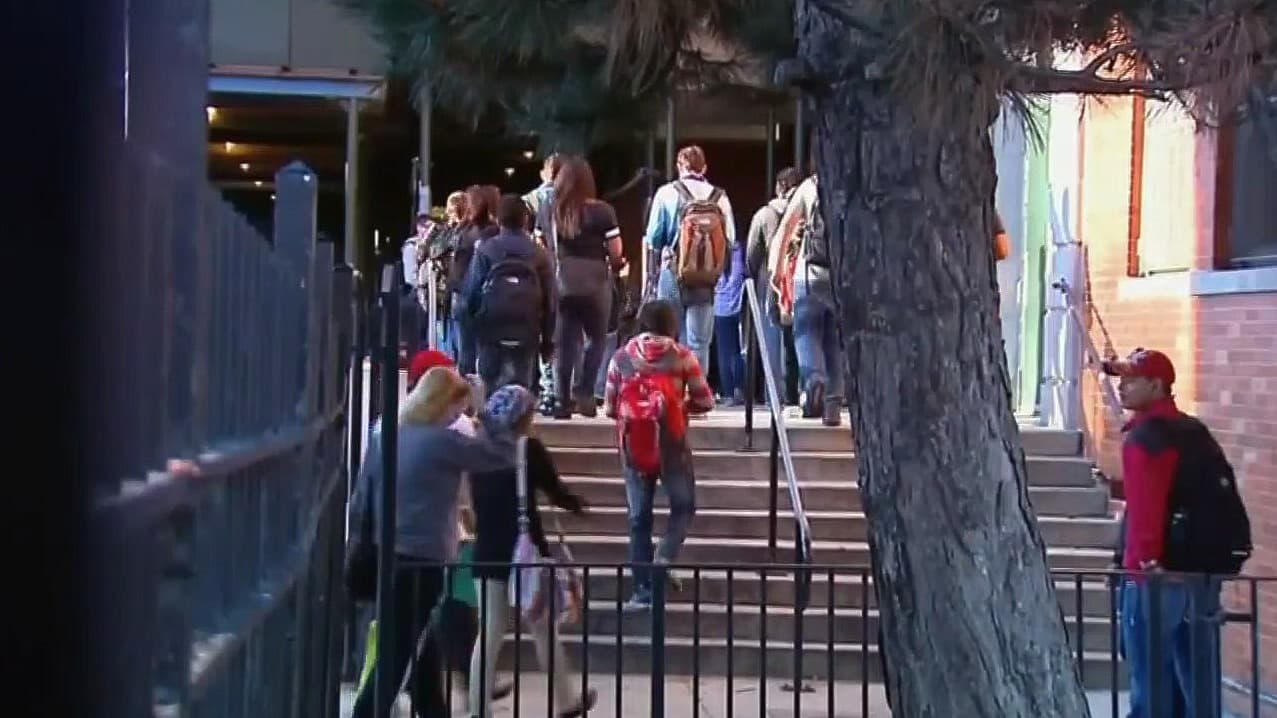 Juez frena cambios de la administración Trump al programa de educación sexual de jóvenes