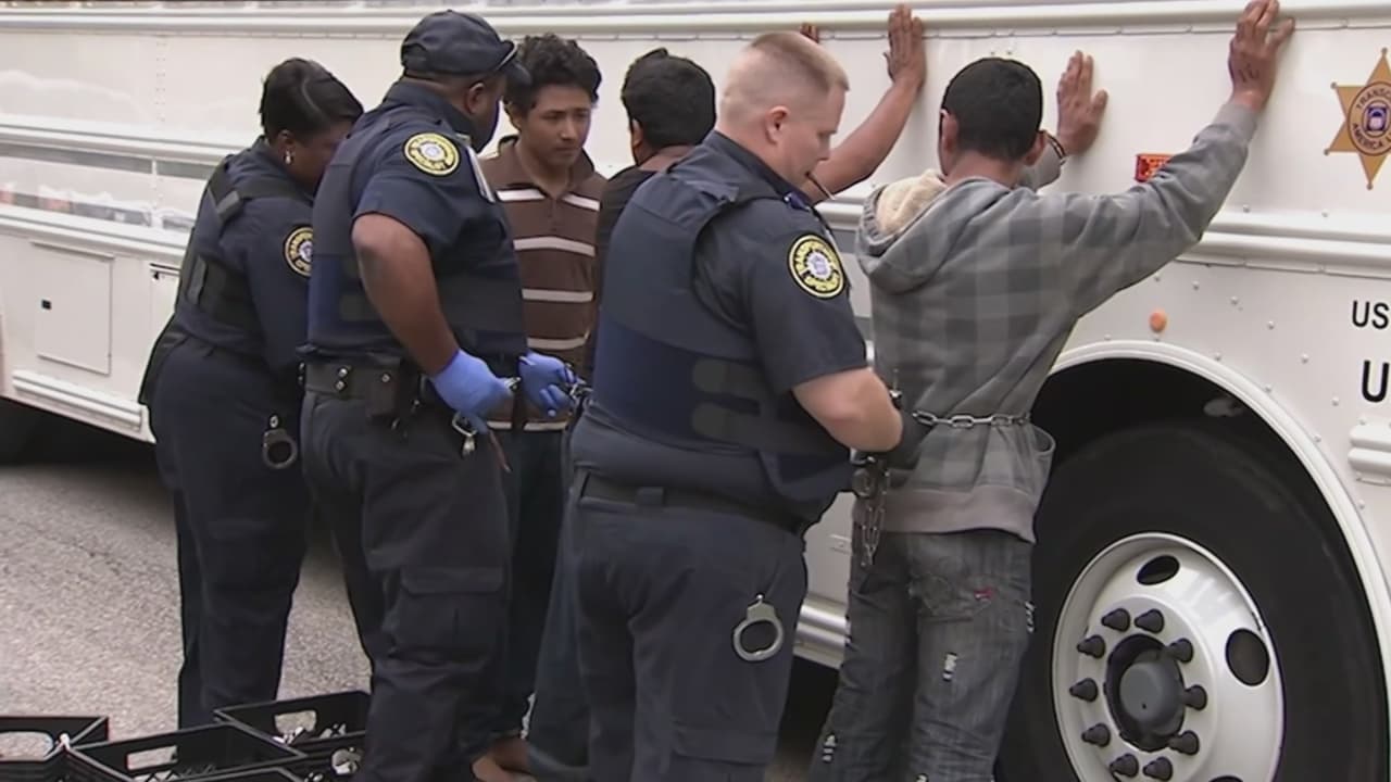 Nueva York prohíbe a la policía local asumir funciones de ICE para aplicar leyes migratorias