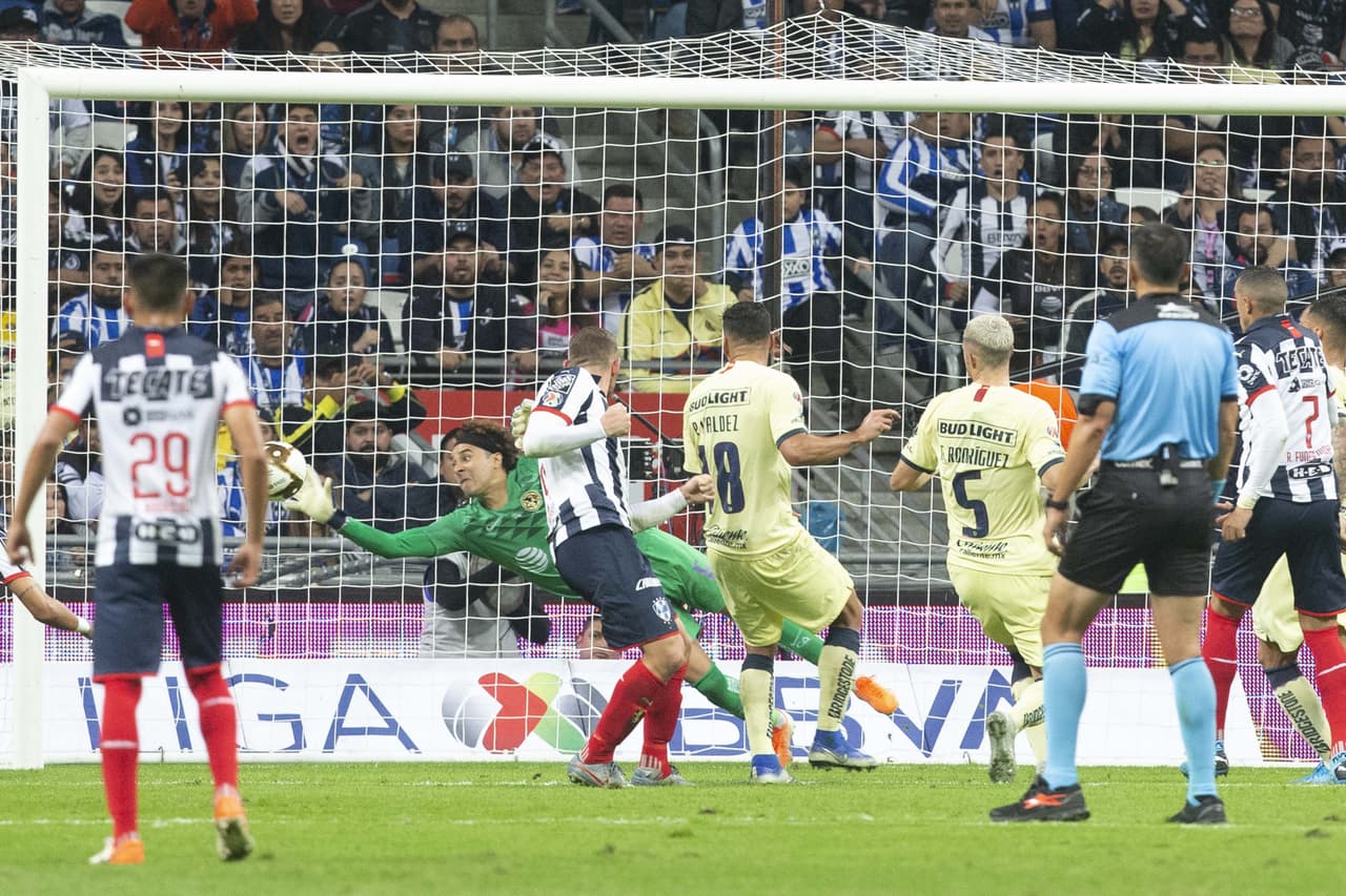 <b>Guillermo Ochoa (América)</b>
<br>Penales detenidos: 14
<br>Con América: 4
<br>Con Estándar Lieja: 3
<br>Con Selección Mexicana: 3
<br>Con Granada: 2
<br>Con Ajaccio: 2
<b>Jesús Corona (Cruz Azul)</b>
<br>Penales detenidos: 27
<br>Con Cruz Azul: 20
<br>Con Tecos/Estudiantes Tecos: 4
<br>Con México: 3
<br>