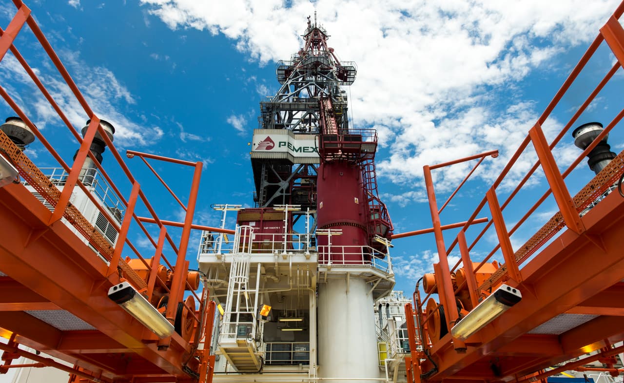 Con medicamentos para la tos y largas jornadas: así pasan el coronavirus empleados que extraen petróleo para PEMEX