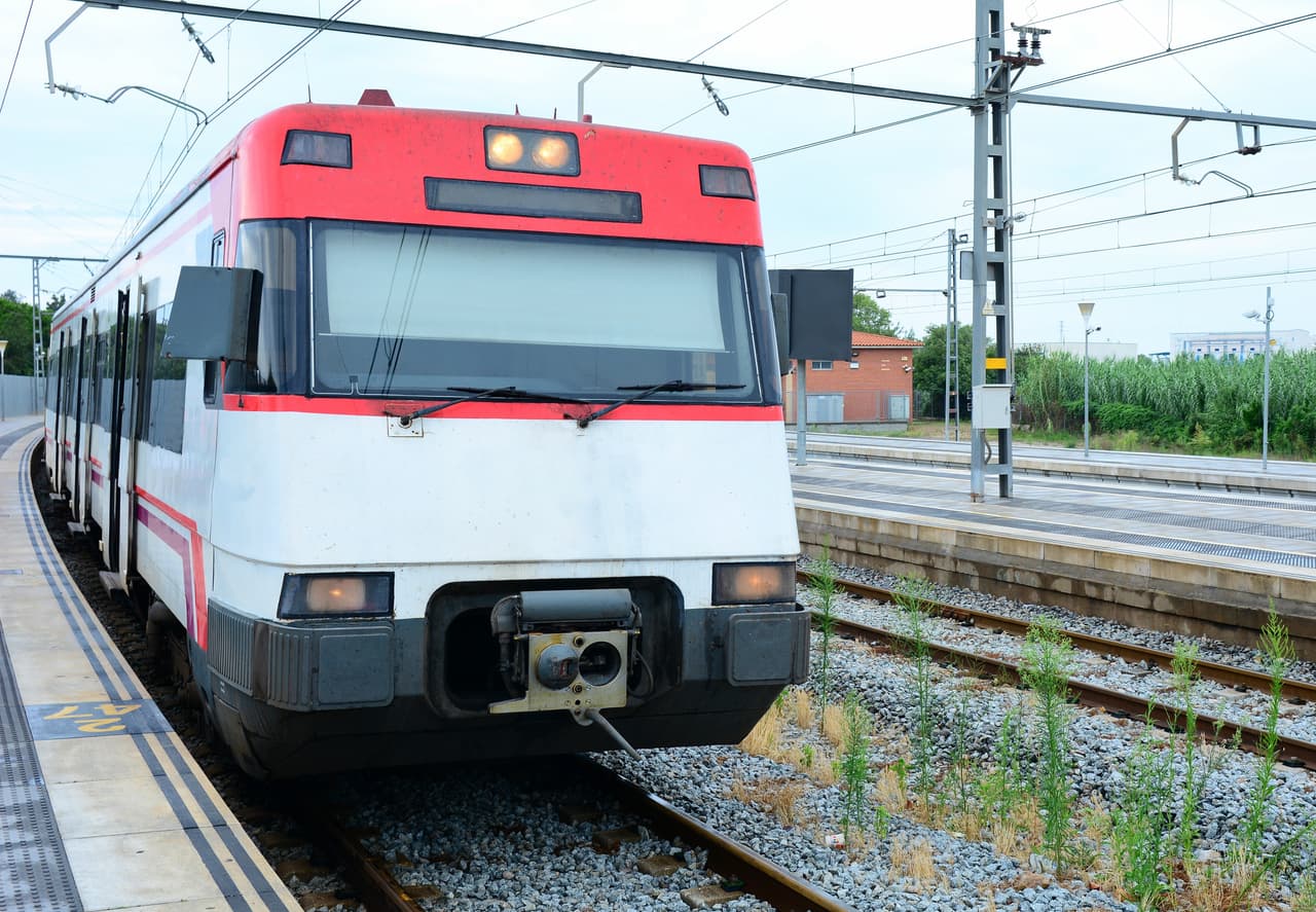 Lo que sucede es una cuestión de perspectiva. Lo podemos comparar con un móvil que está en movimiento en relación con otro. Supongamos que estamos en un tren que va hacia el norte, y a nuestro lado va otro tren, también hacia el norte. Si el nuestro va con mayor velocidad entonces el otro, aunque esté yendo en la misma dirección, nos parece alejarse, empequeñecer e ir hacia atrás.