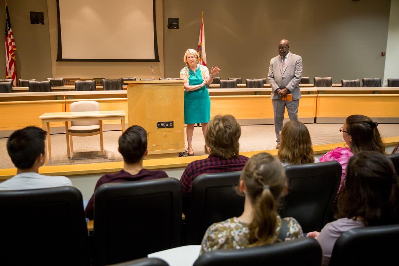 Pam Stewart, comisionada del Departamento de Educación de Florida, recibió a uno de los grupos de sobrevivientes del tiroteo de Parkland. Fue una de las pocas reuniones que se abrió a los medios durante algunos minutos