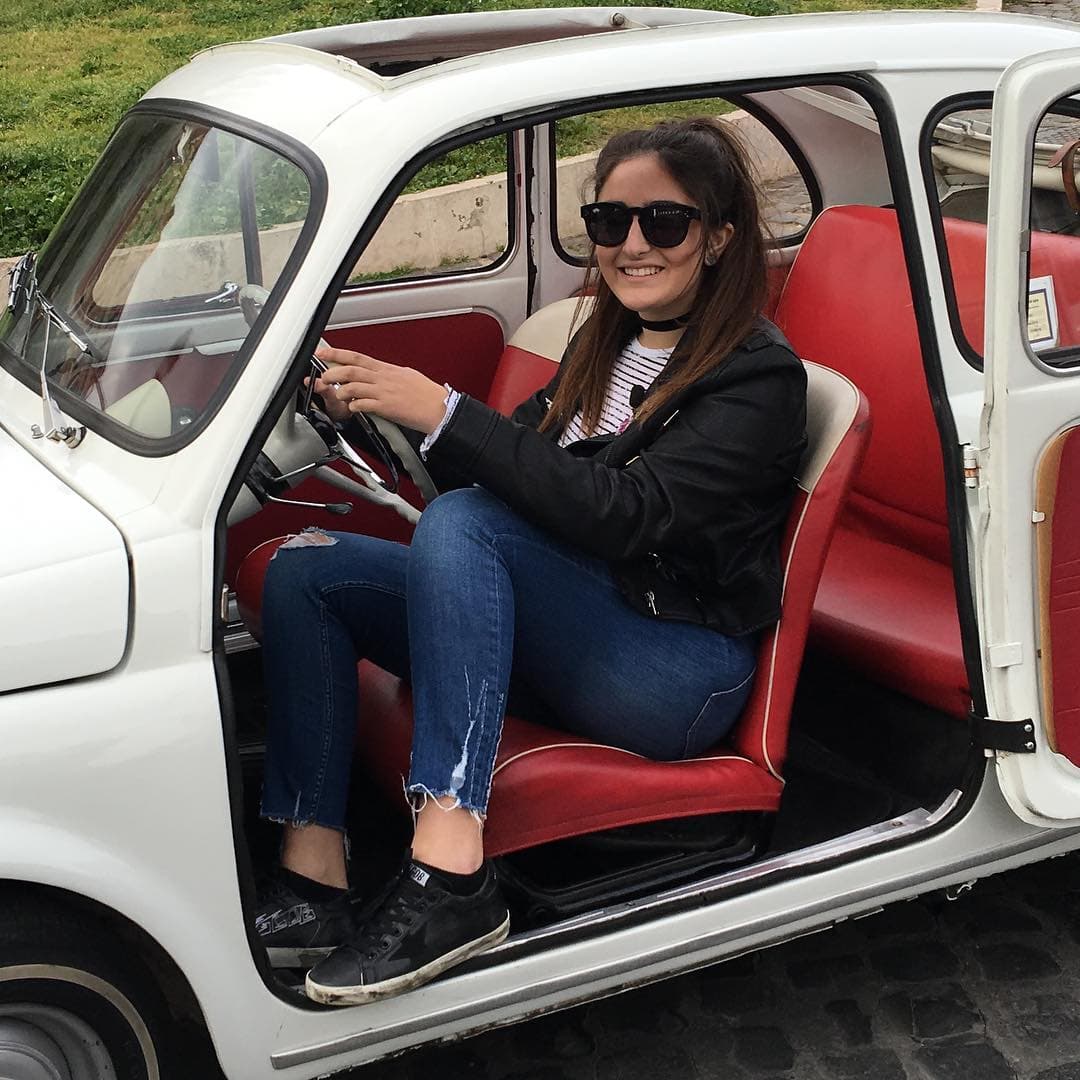 Pero eso no impidió que sus padres la felicitaran a través de Instagram. Raúl de Molina publicó esta fotografía de su hija dentro de un pequeño automóvil con el mensaje: "Felicidades a Mia que cumple hoy 19 años. Te amo".