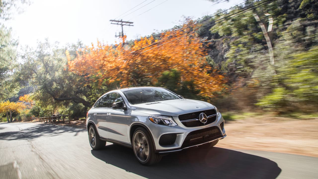 El nombre exacto del modelo recibido por Karol G es: 
<b>Mercedes-AMG GLE 43 Coupe 2019</b>. Como los amantes del motor ya sabran, cuando el nombre 'AMG' está incluido en un producto Mercedes-Benz es porque se trata de 
<b>un vehículo muy especial</b>. A quienes se pregunten por qué lleva la palabra coupé en el nombre les decimos que los alemanes llaman coupé a las camionetas que cuentan con las ventana trasera muy inclinada.
<br>
<br>Su precio inicial es de 
<b>71,350 dólares</b>, pero entre la pintura amarilla especial con terminado mate y otros extras, seguramente el regalo de Karol G costó mucho más que eso.