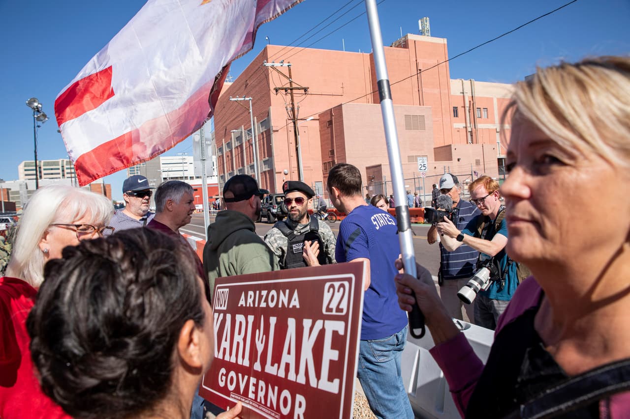 Con banderas y carteles los republicanos seguidores de Kari Lake, protagonizaron una protesta similar a las que hicieron en el 2020, cuando no aceptaron los resultados de las elecciones que daban como ganador al presidente Joe Biden. Luego de varias demandas no pudieron comprobar ningún mal procedimiento en el conteo de los votos.