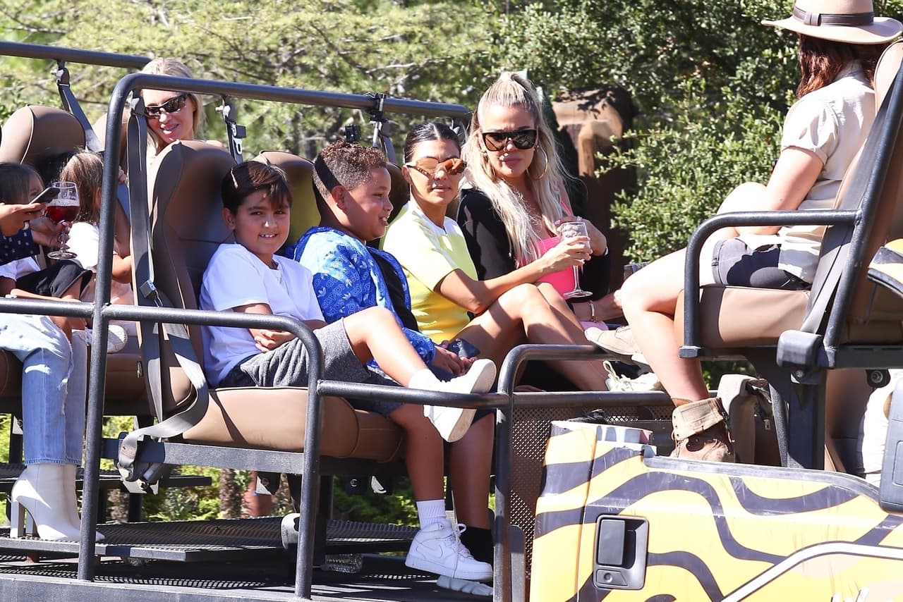 Kourtney Kardashian, por su parte, ha estado más enfocada en su vida sentimental, tras haber roto su relación con 
<b><a href="https://www.univision.com/entretenimiento/el-novio-de-kourtney-kardashian-intenta-redimirse-despues-de-su-incomodo-comentario-y-le-sale-peor">el modelo Younes Bendjima</a></b>.