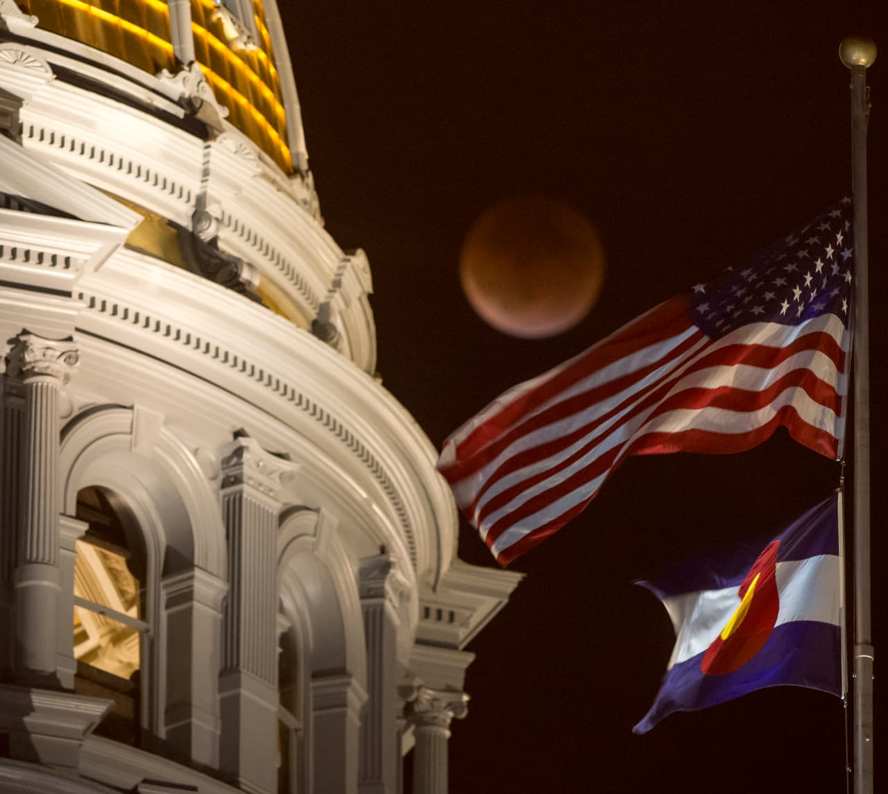 Desde Denver, Colorado, se ve la 'luna de sangre' y el eclipse lunar total. Este fenómeno natural no ocurría desde 1982. El próximo será hasta 2033.