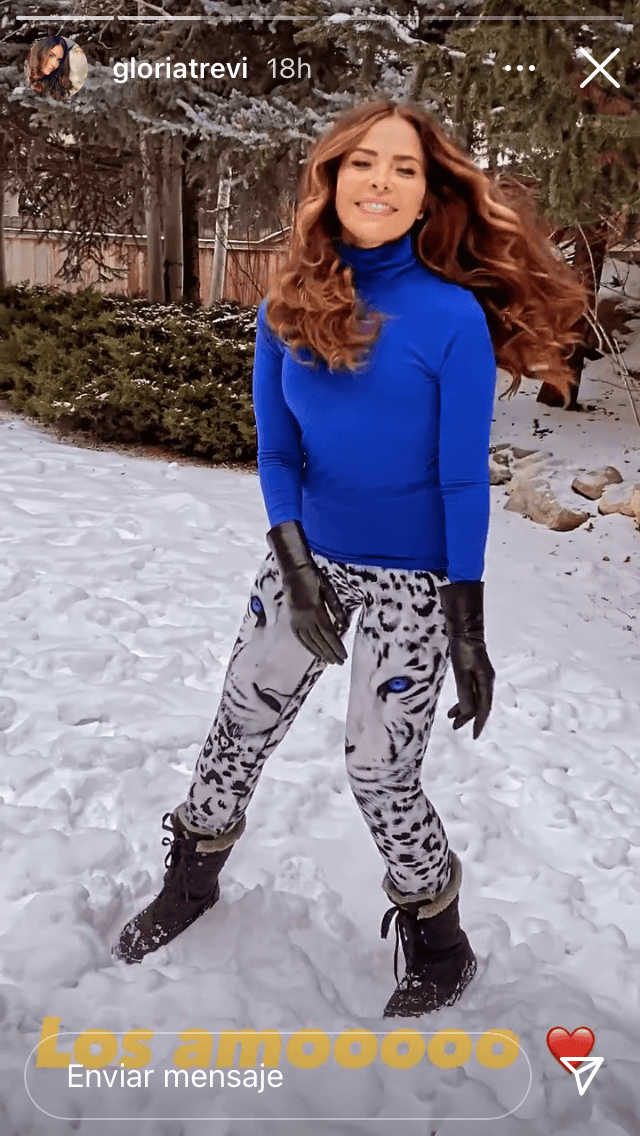 Ahora, 'La Trevi' rescató los pantalones, pero les dio un giro. Dejó a un lado el top y prefirió acompañarlos con guantes y abrigo negros, además de una blusa azul con cuello largo para protegerse del frío. 
<br>