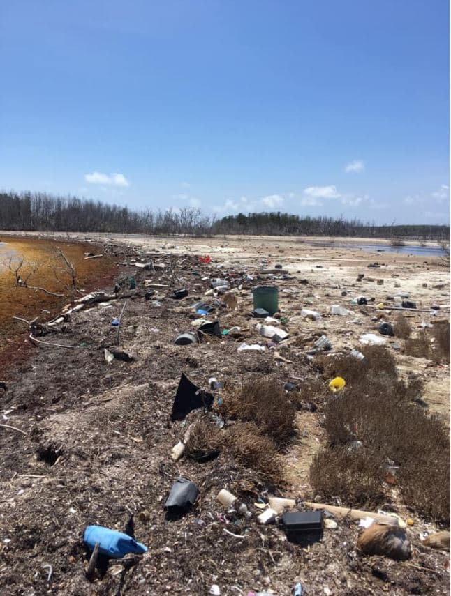 Así se encuentra Las Salinas en Cabo Rojo, llena de basura debido a las marejadas.