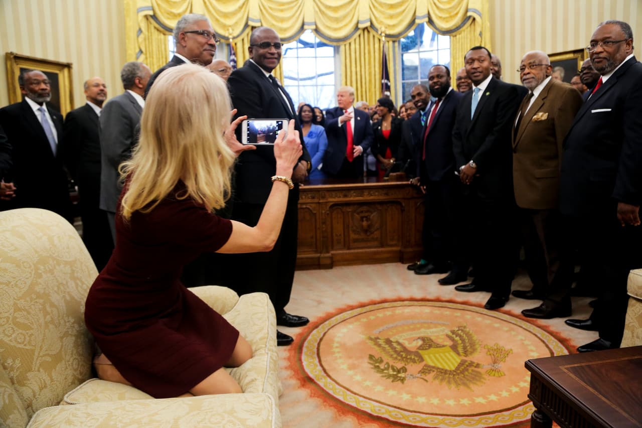 Al parecer, malentendidos también resultaron sus pies, que no mostraron ningún pudor al treparse en el sofá de la oficina del presidente mientras era visitada por decanos afroamericanos de las más respetables universidades en Estados Unidos. 
<b><a href="http://www.univision.com/noticias/politica/una-foto-de-kellyanne-conway-en-un-sofa-en-el-despacho-oval-desata-criticas-en-redes-sociales">La extraña postura y el comportamiento, cuando menos informal</a>,</b> de la asesora del presidente fueron leídos como un gesto de irrespeto y de supremacía frente a sus espectadores.