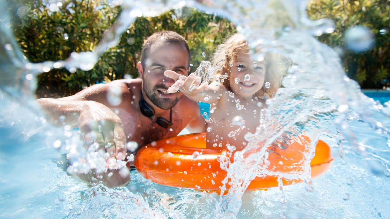 <h3 class="cms-H3-H3">Consejos clave antes de ir </h3>
<br>✔️ Verifica horarios actualizados 
<a href="https://www.plano.gov/749/Parks-and-Recreation" target="_blank">en planoparks.org </a>
<br> ✔️ Lleva bloqueador, toalla y agua 
<br> ✔️ Niños pequeños deben estar supervisados 
<br> ✔️ Las albercas no permiten inflables grandes ni comida caliente 
<br>
<b>📲 Línea general: </b>972-941-7250