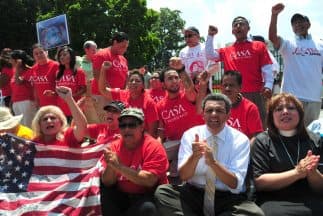 Activistas a favor de labreforma migratoria durante una protesta frente a la Casa Blanca para pedirle al presidente Barack Obama que pare las deportaciones.