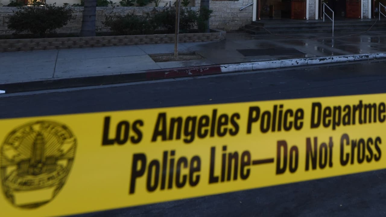 Encuentran a recién nacido muerto en la banqueta, creen que lo arrojaron de un cuarto piso