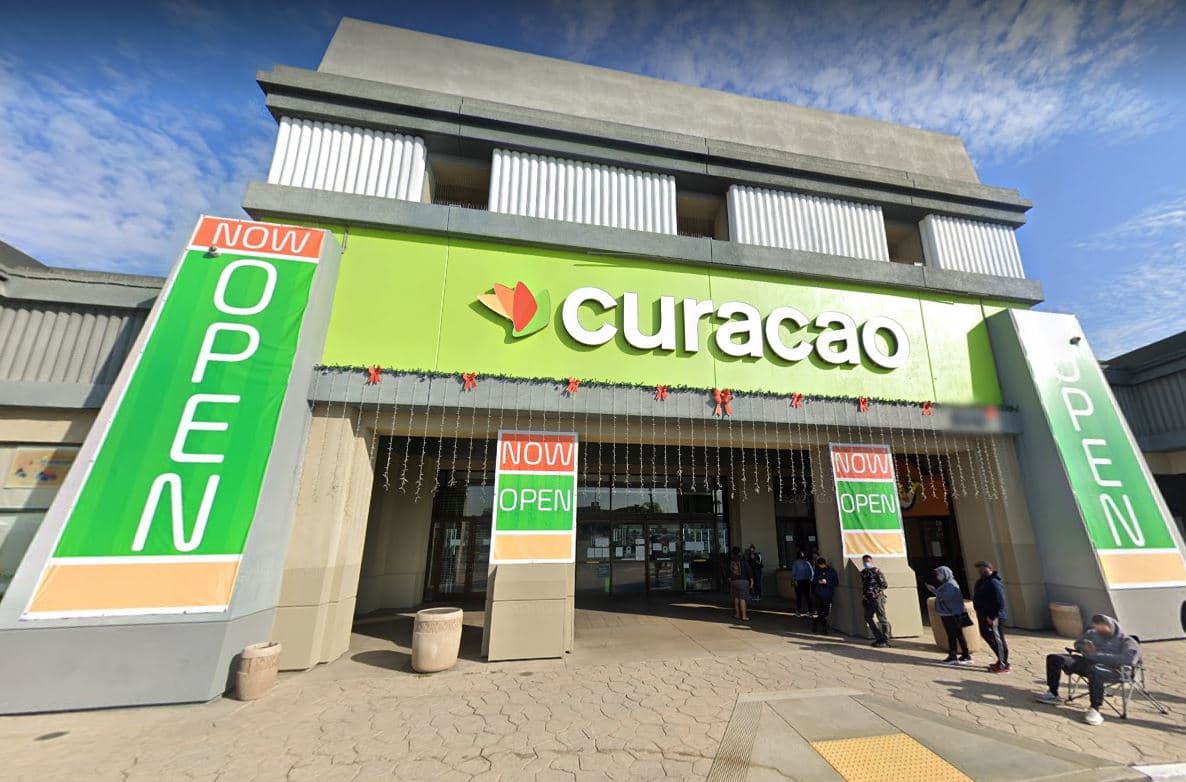 "Defraudó a inmigrantes hispanos": la cadena de tiendas que pagará $10 millones a clientes