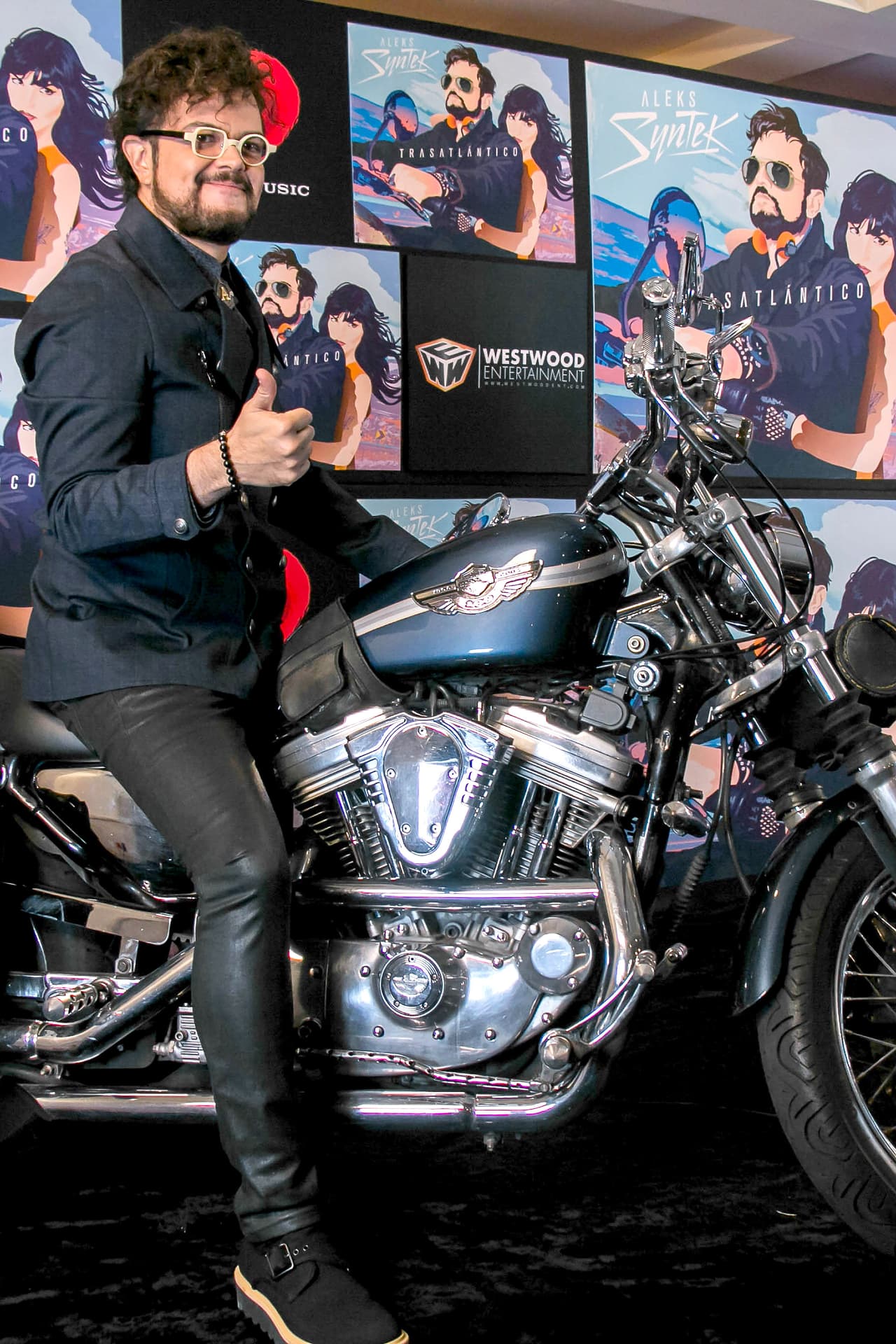 Cuando Syntek criticó al reggaetón en 2017, 
<b><a href="https://www.univision.com/miami/wrto/en-exclusiva-jowell-le-envia-un-mensaje-aleks-syntek-y-le-aconsejo-a-unirse-a-ellos-para-que-vuelva-a-tener-exito-video" target="_blank">algunos exponentes de ese género</a></b> cuestionaron su postura.