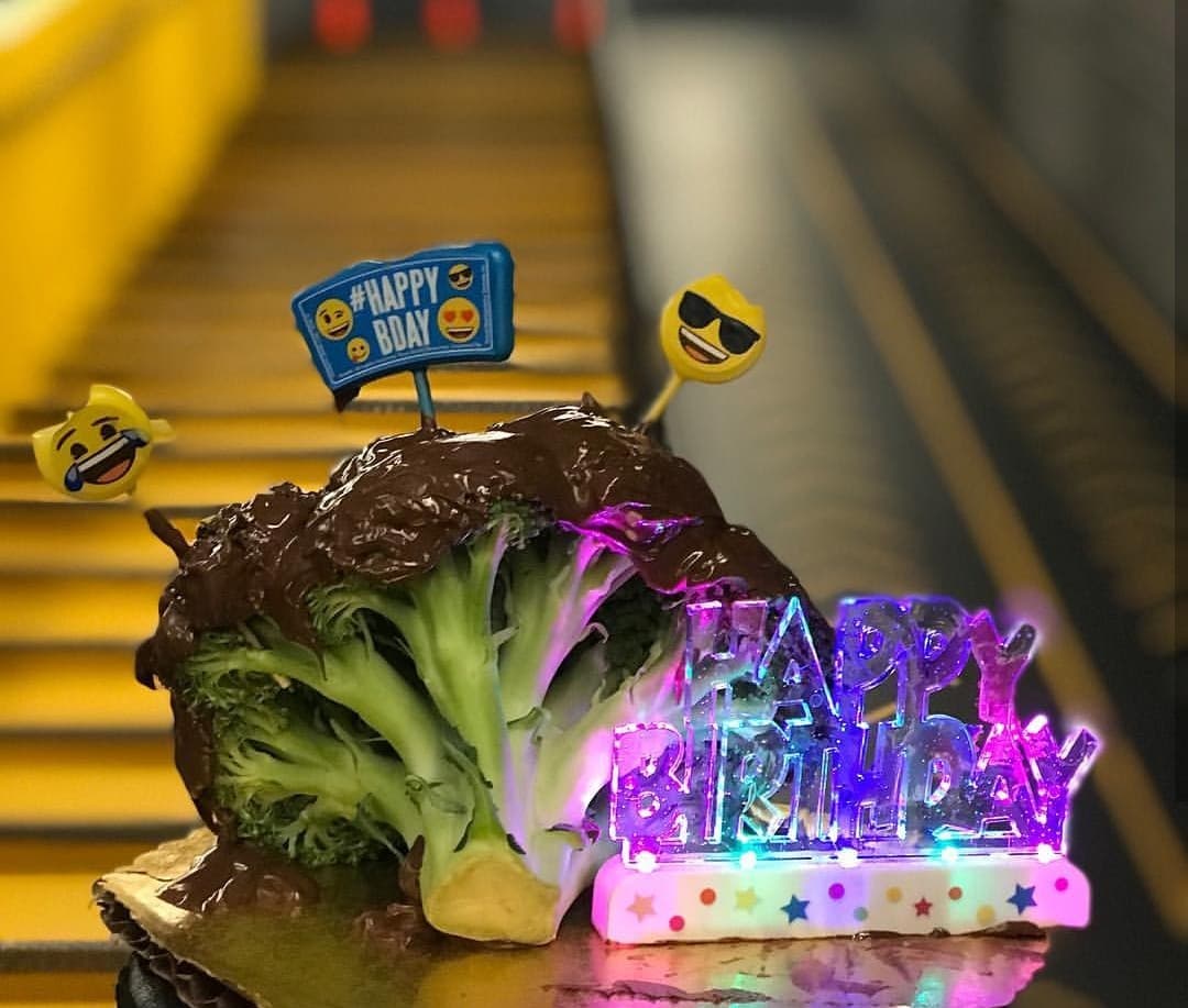 Cristy y sus compañeros consistieron al conductor con un inusual ‘pastel’.
<br>