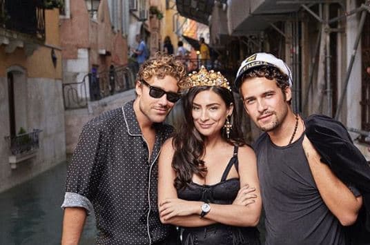 En septiembre de 2017 la actriz publicó esta imagen en compañía de los hermanos Morelli y al pie de la misma escribió: "¡No hay más italiano que esto, primos!".