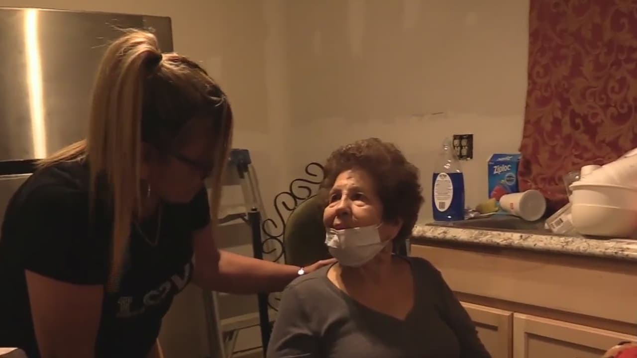 Comunidad sorprende mujer desamparada con una cena de Acción de Gracias en su casa