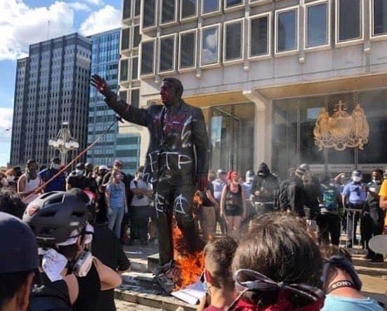 La decisión se produce después de que la estatua fue destrozada nuevamente este fin de semana después de que las protestas por la muerte de George Floyd, involucradas por el oficial, se convirtieron en un caos.