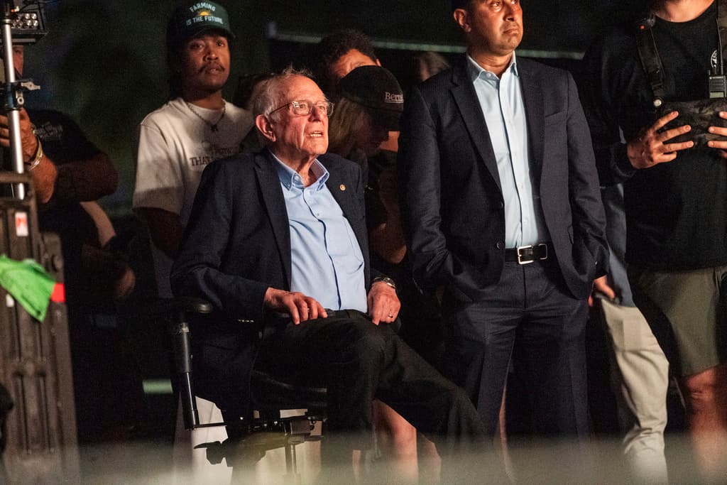 El 
<b><a href="https://www.univision.com/noticias/politica/gobierno-de-trump-bernie-sanders-el-rostro-de-la-nueva-resistencia-a-donald-trump" target="_blank">congresista demócrata Bernie Sanders </a></b> le sacó provecho a su 
<b>visita a California</b> este fin de semana, donde este sábado 12 de abril avivó la revolución 
<b>contra las políticas del presidente republicano Donald Trump</b> ante dos grandes multitudes. Temprano en el día estuvo en Los Ángeles y luego se trasladó más de 100 millas al norte, 
<b>al Festival de Coachella</b>.