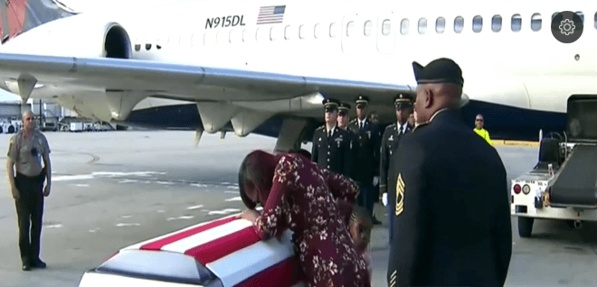 Madre del militar caído que escuchó la llamada del presidente: "Trump irrespetó a mi hijo"