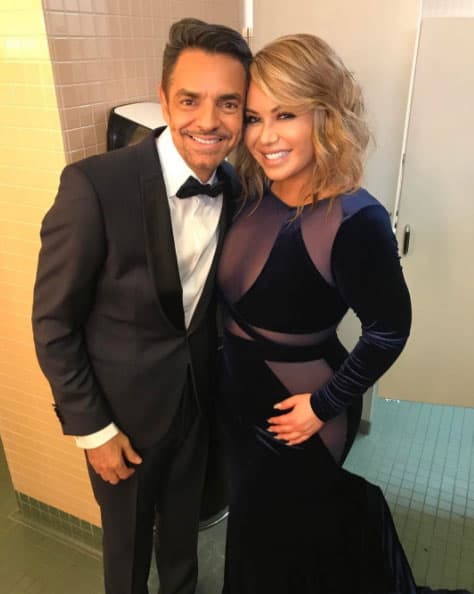 También comparte sus encuentros memorables con otros famosos, como Eugenio Derbez, ¡en pleno baño!