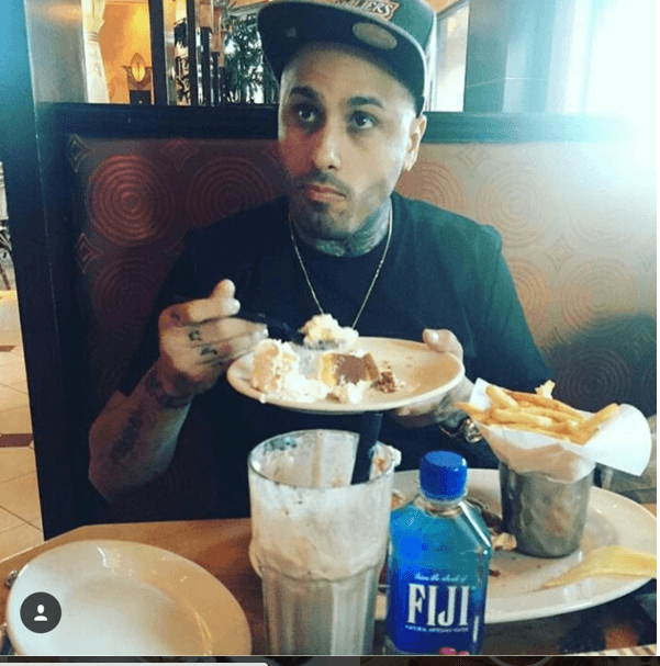 Alguien estuvo de súper fiesta y consentido este día y se trata de Nicky Jam, que además de que le cantaron Las Mañanitas, se comió todo su pastel.
