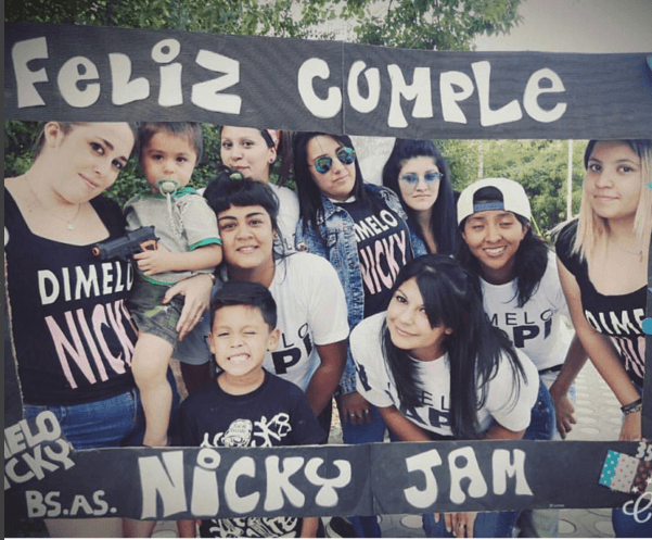 No sólo su familia estuvo con él, ya que sus seguidoras se hicieron presentes en su red social con muchas felicitaciones.