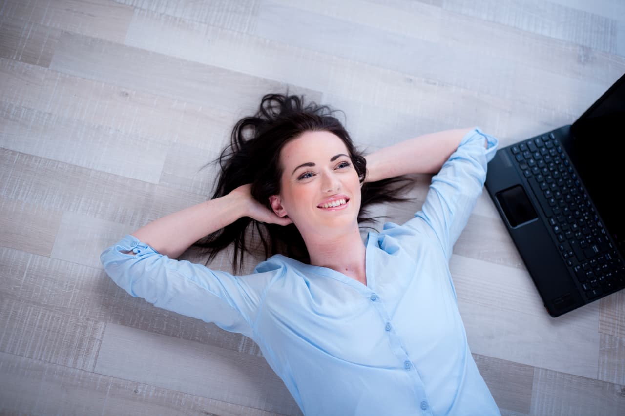 <b>Te vuelves más positivo. </b>El sentirte en un lugar donde nadie te conoce y donde todo es relajación y diversión, te ayudará a mantenerte positivo en gran parte de tu travesía, contrario a lo que hubiera pasado si en esos mismos días te hubieras quedado en casa o en el trabajo.