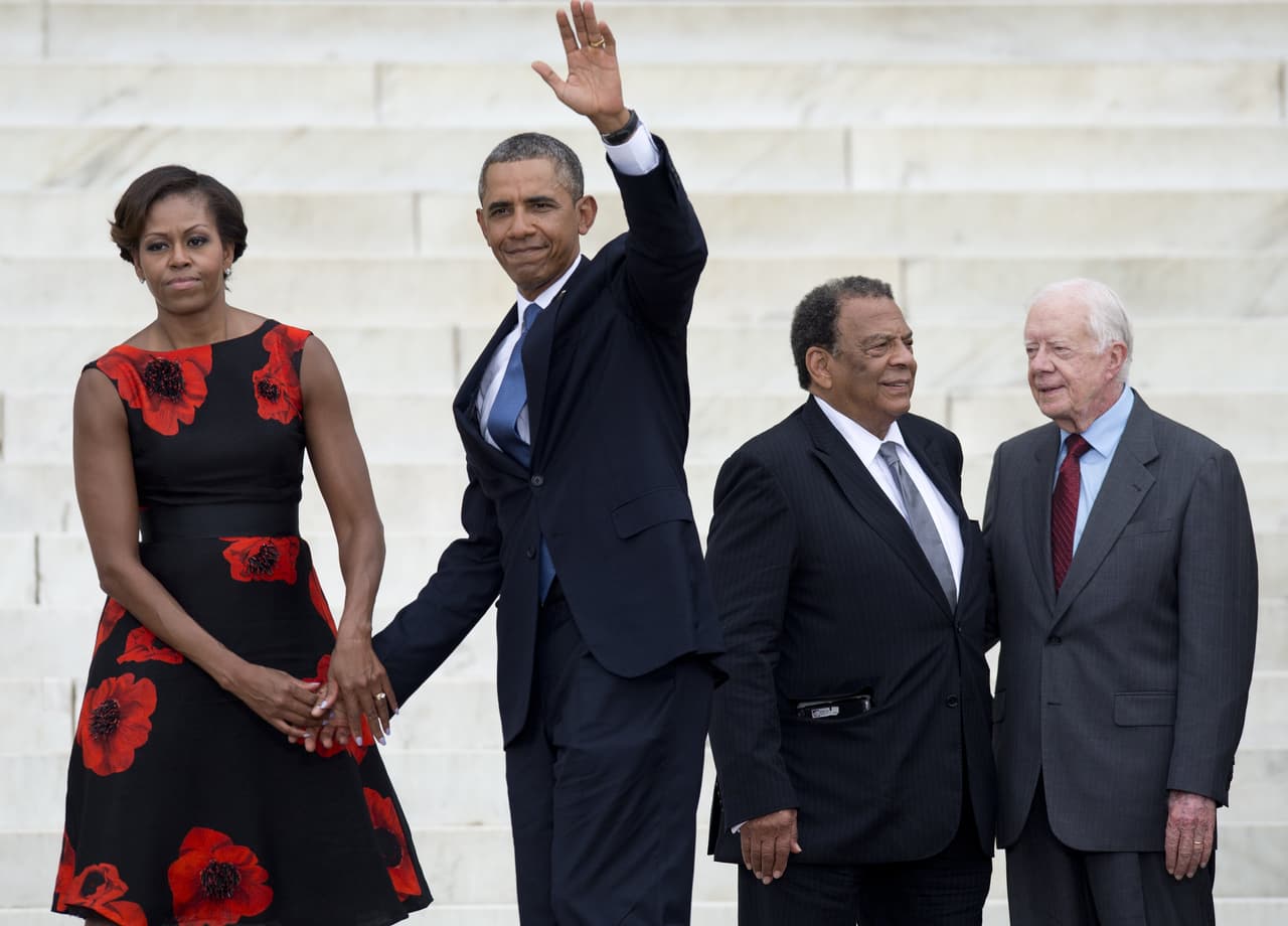Michelle Obama logró crear un estilo, un carácter, con su ropa, una que pareció siempre adecuada para los códigos del vestido, y que resultó elegante y fácil de replicar por las mujeres que eran sus testigas. Así lució en agostode 2013, en la conmemoración Let Freedom Ring junto a su esposo Barack Obama.