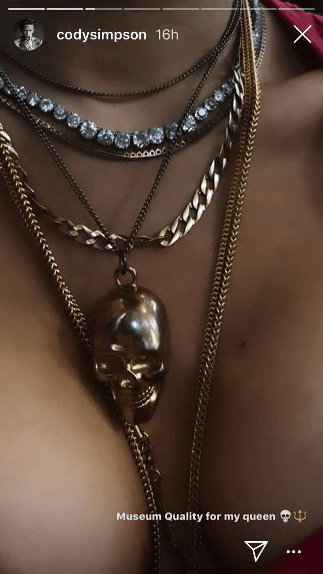 <b><a href="https://www.univision.com/famosos/miley-cyrus-y-cody-simpson-tuvieron-una-cita-que-dejo-una-marca-imborrable-en-sus-cuerpos-fotos" target="_blank">"Calidad de museo para mi reina"</a></b>, escribió en la foto. 
<br>