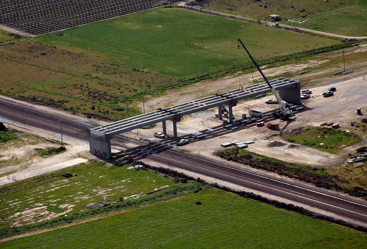 Actualmente 
<b>existen 32 sitios activos de construcción desplegados a lo largo del Valle Central de California</b>, los que completan 119 millas de obra gruesa.