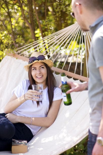 Camastros y hamacas paraguayas. ¿A quién no le fascinan? Consigue algunos y espárcelos por tu jardín, para que los invitados los usen a su antojo. No tienes que gastar una fortuna en esto, ya que hay de todos los precios, e incluso puedes alquilarlos.