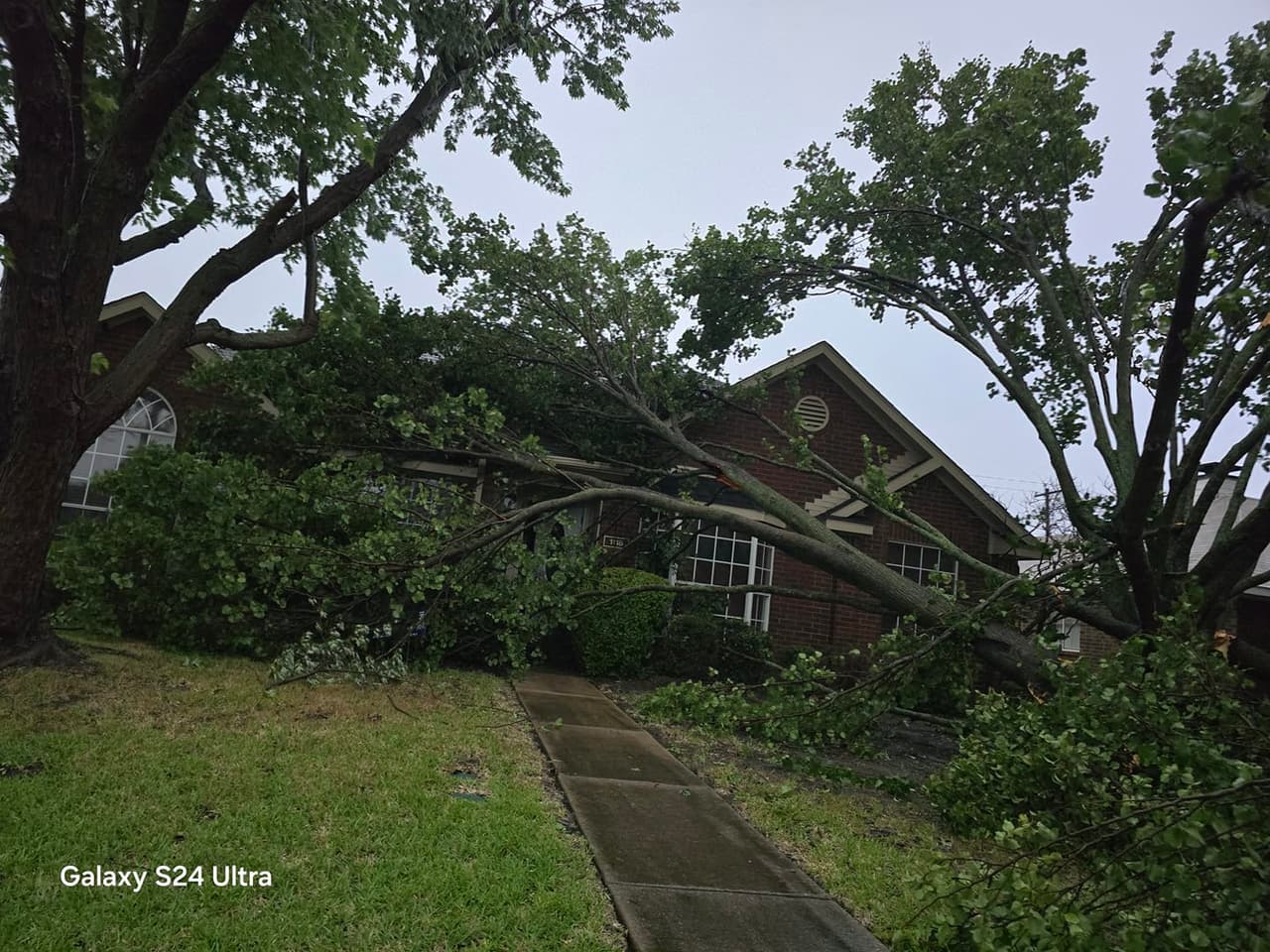 Existe un 
<b>aviso por inundaciones repentinas para partes de la región</b>-
<br>