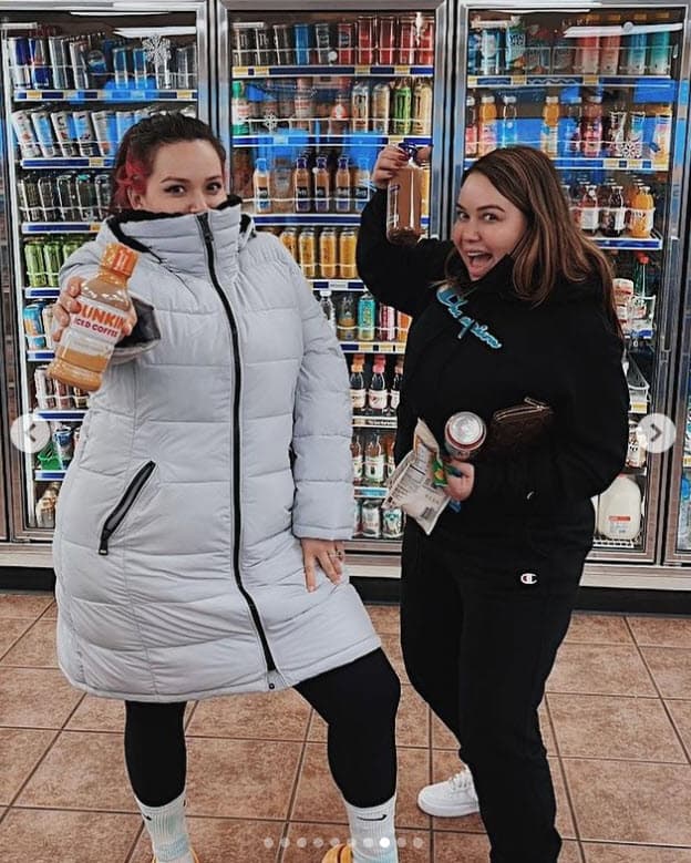 Pero no fue su única compañía, 
<b><a href="https://www.univision.com/famosos/con-mariposas-en-la-piel-chiquis-y-sus-hermanos-decidieron-ser-mas-que-hermanos-de-sangre-video" target="_blank">tres de los cuatro hermanos de Chiquis</a></b> también se fueron con ella: Johnny, Jenicka y Jacqie con toda su familia. 
<br>