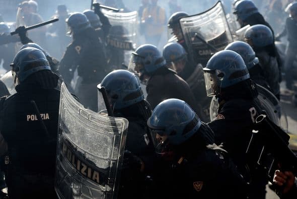 El periodista brasileño Eduardo Carvalho, propietario del periódico electrónico 'Última Hora News' y que desde el año pasado recibía amenazas de muerte por las denuncias que publicaba, fue asesinado a tiros en la ciudad de Campo Grande, informó la policía. Ver toda la información .