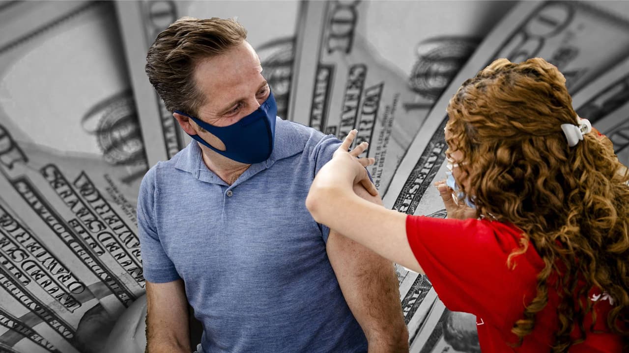 Realizan el primer sorteo de premios de $50,000 para los californianos vacunados