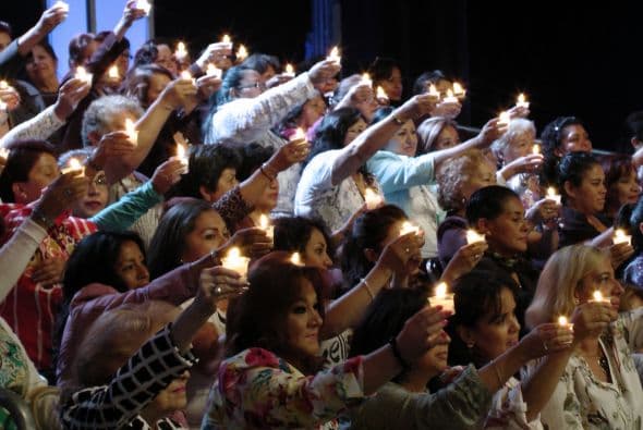 En un momento muy simbólico, las mamás del público encendieron unas luces para iluminar el camino de Cristina.