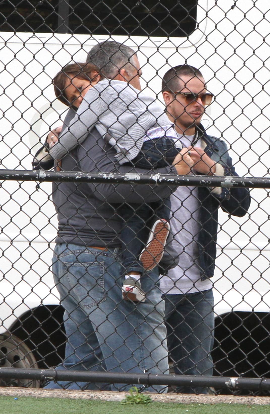 Pero mientras sucede eso, él trata de estar con ella en todo y hasta cuida de los pequeños Emme u Max.