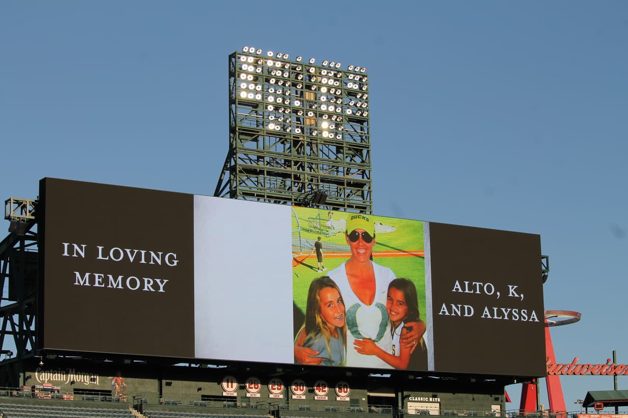 Imágenes de la familia Altobelli fueron presentadas en la pantalla gigante del Angel Stadium de béisbol donde juegan los Angels de Anaheim.