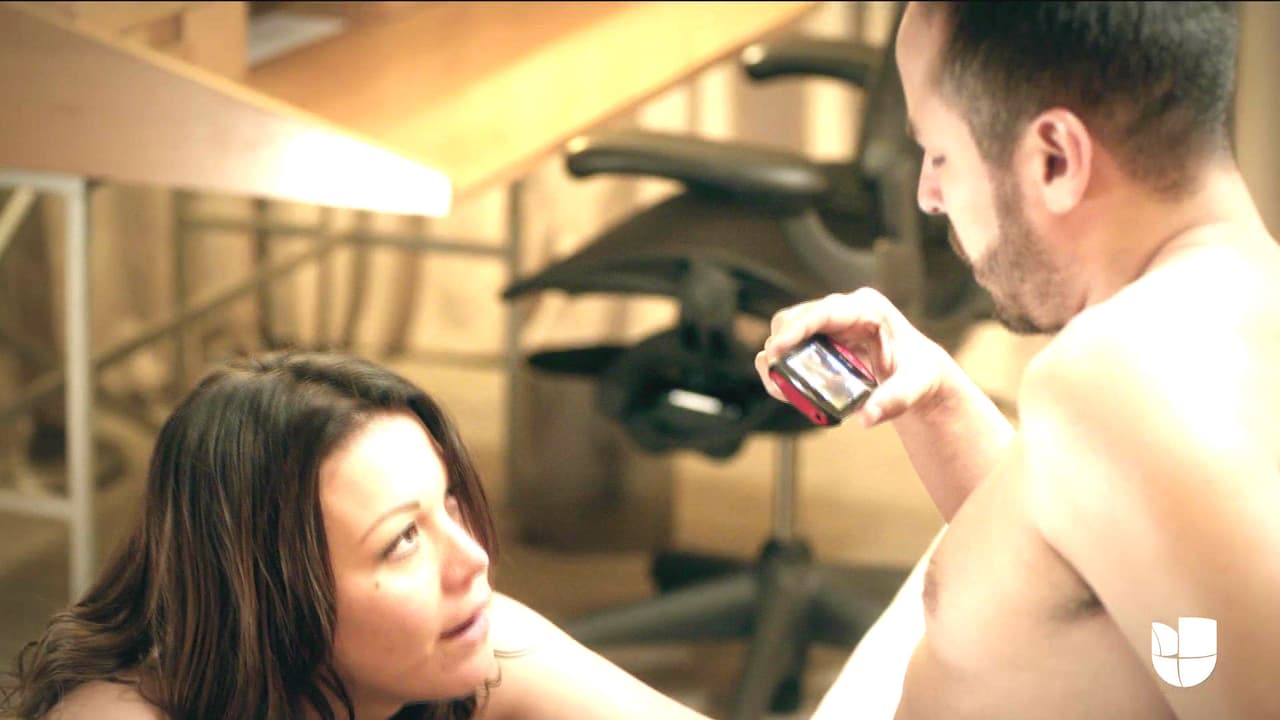 Él le propone grabarse en la intimidad.