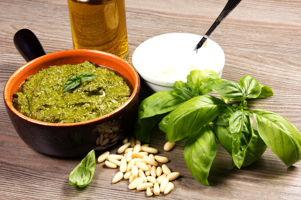 Pesto de apio y almendras. El sabor del pesto es un poco fuerte, pero una solución para que no te límites de preparar esta delicia puedes optar por un pesto de apio y almendras, su sabor es más suave, además de esta manera le das variedad a tus recetas.